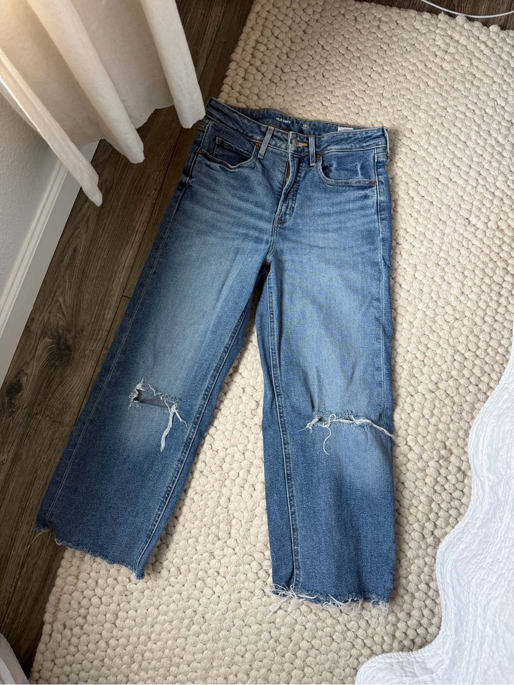 Old Navy Distressed Cropped Straight-Leg Jeans in Medium Blue